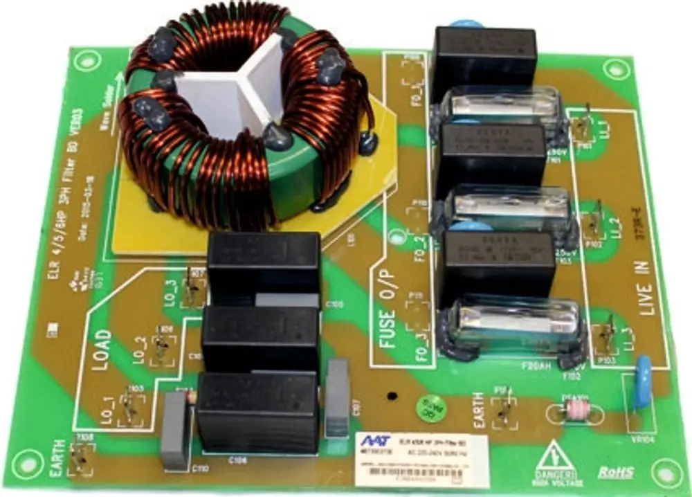 EMI-Filterplatine mit Spule und mehreren Relais, hergestellt von Wolf, auf grüner Leiterplatte. Das Design zeigt verschiedene elektrische Anschlüsse und Komponenten.